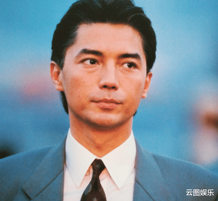 尊龙|一代巨星尊龙息影14年罕露面，眉毛花白精神好，69岁仍单身无儿女