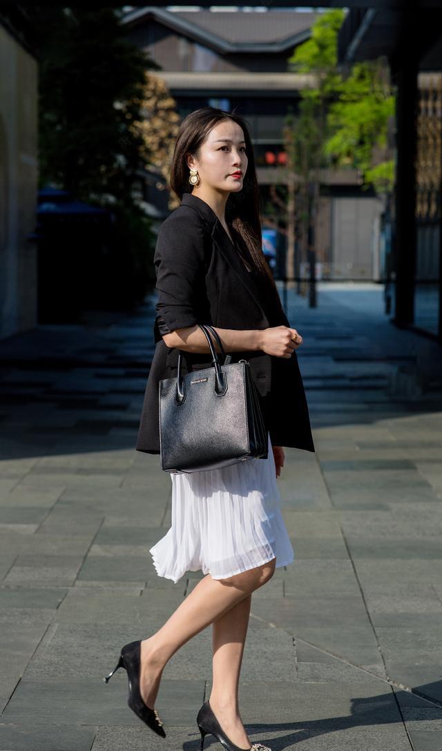 求职|西装+半身裙，早春时节这样穿，做个优雅大气的职场女人