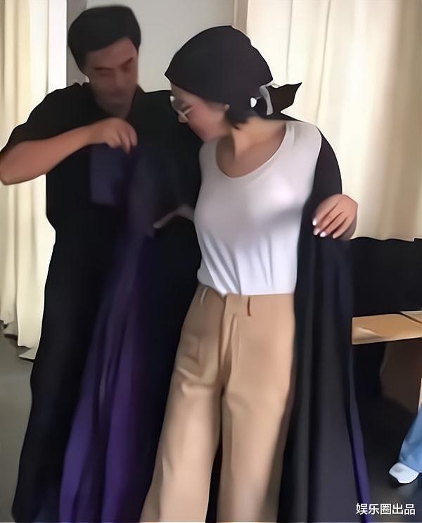 王菲|王菲的工作照火了，穿“廉价短袖”惹争议，网友：巨星该有的样子