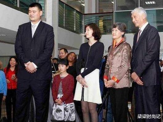 黄景瑜|姚明一家三口外出，10岁女儿身高直逼1米7，穿成人羽绒服略显壮硕