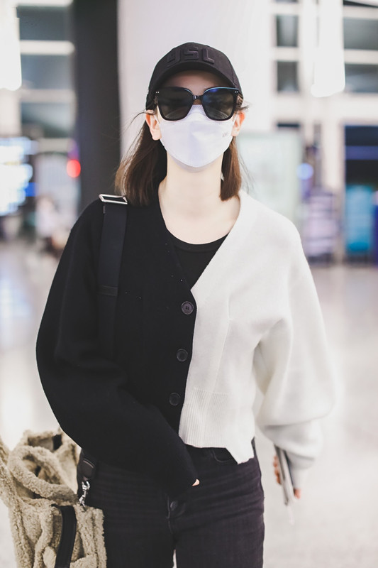 时尚潮流生活 戚薇就是时髦精,穿黑白针织衫搭修身牛仔裤,这身材可真好!