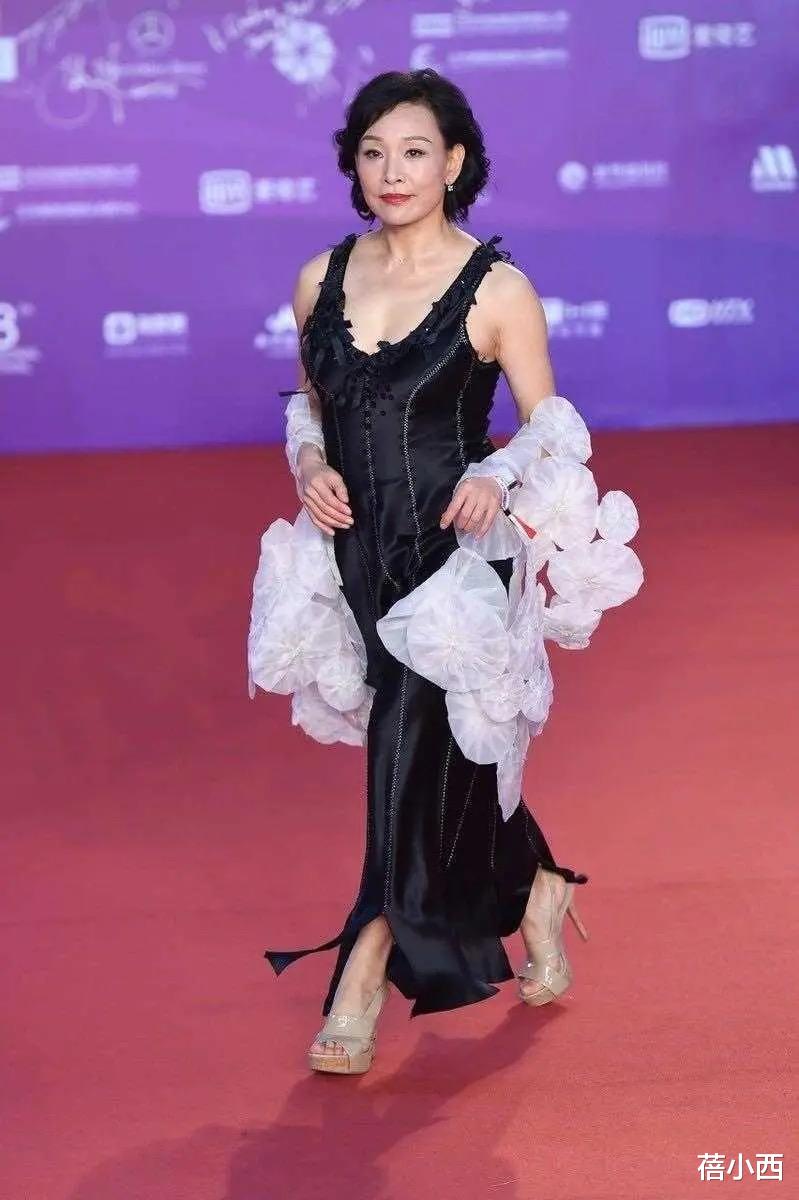 蓓小西 陈冲年过半百更敢穿，穿紧身吊带礼服走红毯，“国际脸”气场真大