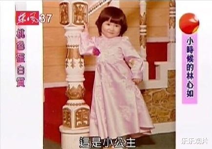 海豚|林心如女儿小海豚露面，穿漂亮粉色公主裙，不停往霍建华怀里钻