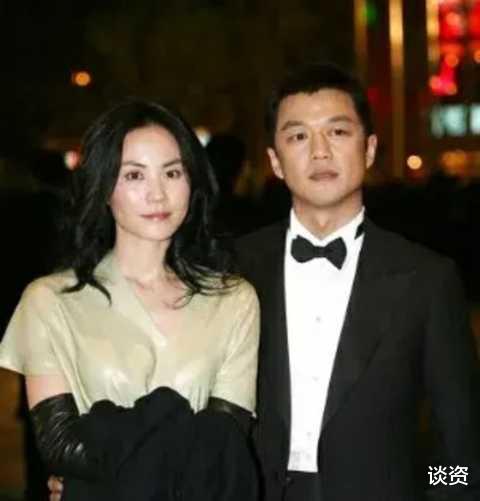 王菲|52岁王菲久违现身，大衣搭配万元包，4名助理同行气场足