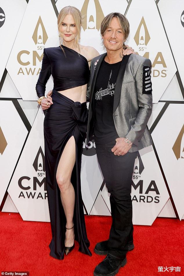 妮可·基德曼|54岁妮可·基德曼陪丈夫出席颁奖礼 黑色礼服秀健美身姿 腹肌抢镜