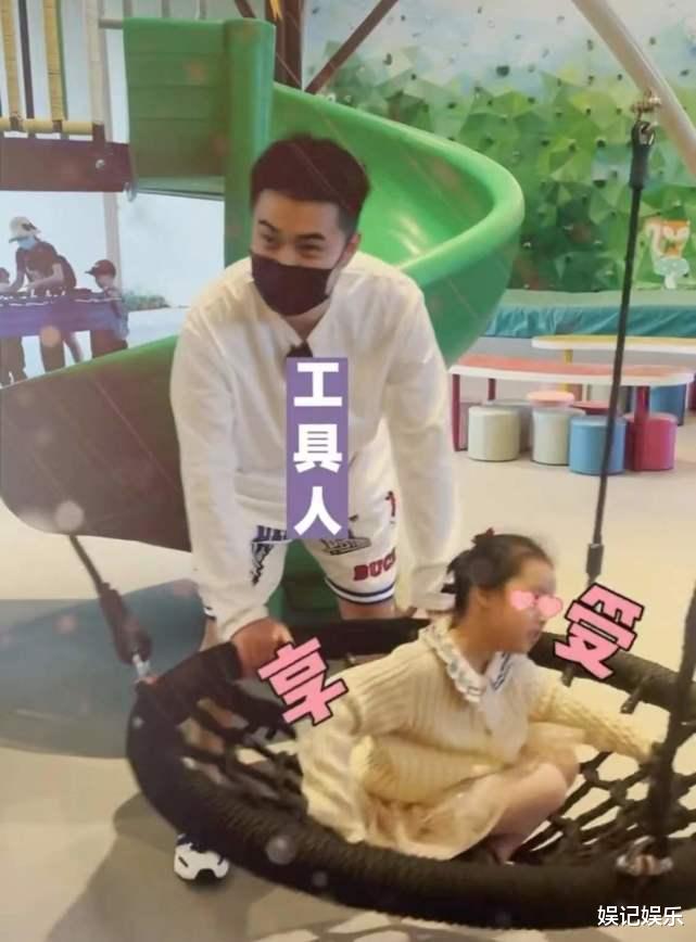 陈赫|陈赫给小女儿过生日，2岁咲咲被壮观场面吓哭，罕露正脸像爸爸