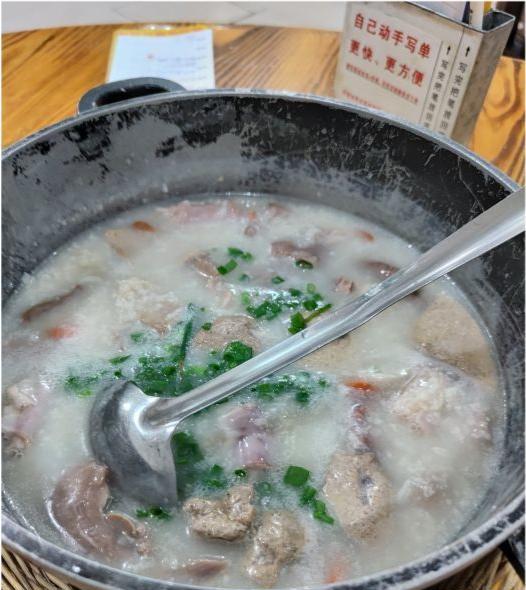 陈明辉说美食 广东佛山又破又拽的大排档，新鲜猪杂粥必点，凌晨3点还挤满人