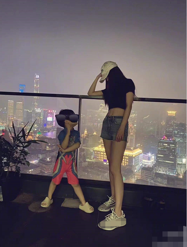 小海绵|baby和儿子机场亲密互动！小海绵大胆骑箱子滑行，双脚翘起好兴奋