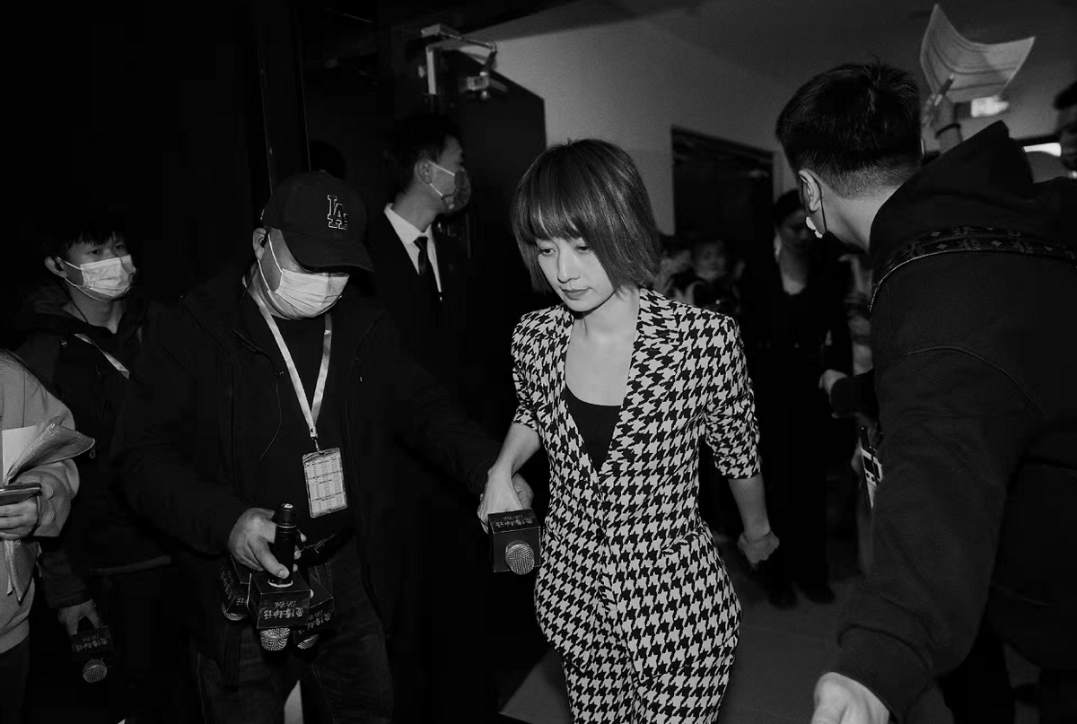 马伊琍|马伊琍真是从小美到大！罕见童年照穿小红裙拎包像大小姐，超可爱