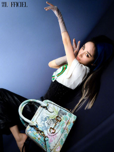 杨幂|杨幂未来感大片发布，克莱因蓝公主切发型表现力满分