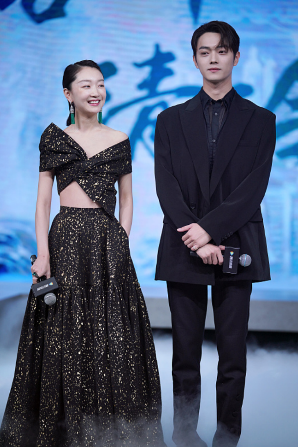 穿衣搭配 许凯这西装略显老气，穿起来像“老干部”，可这发型却扳回一局