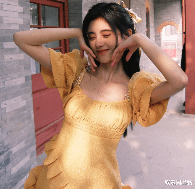 鞠婧祎|26岁的鞠婧祎玩街拍，穿衣不惧显身材，侧身摆拍亮点明显