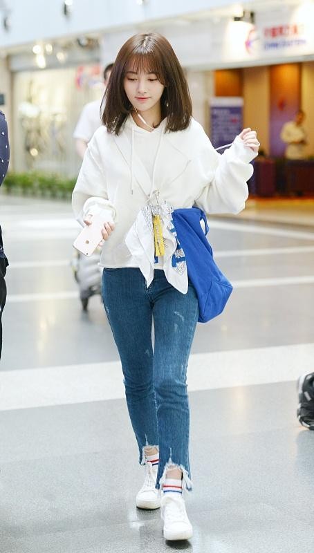 BiuVogue 鞠婧祎淡妆也很美，看着清纯多了，穿上牛仔裤更显年轻