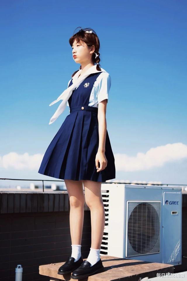 每日搭配指南|满大街都是“挤奶裙”？“JK裙”才是真洋气，又纯又欲太撩人