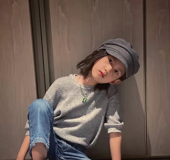 潘金莲|黄磊7岁小女儿颜值青出于蓝！戴邮差帽灵气逼人，比多多苦相脸美