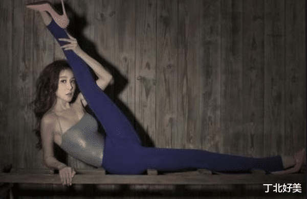 萧蔷|52岁不老女神萧蔷，拥有25岁容颜，照片上这个姿势，是否让你有点冲动呢？