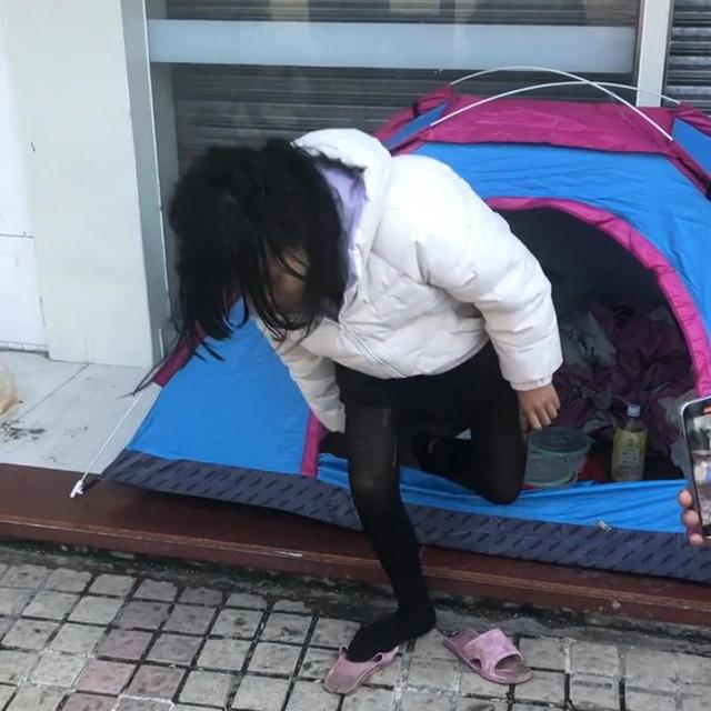 东莞街头出现黑丝流浪女，拒绝陌生人好心，总以为要偷自己帐篷！