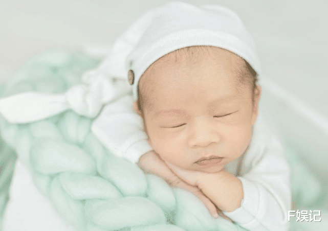 TVB|TVB小花岑杏贤罕见晒一家三口全家福 还晒儿子各种可爱萌照