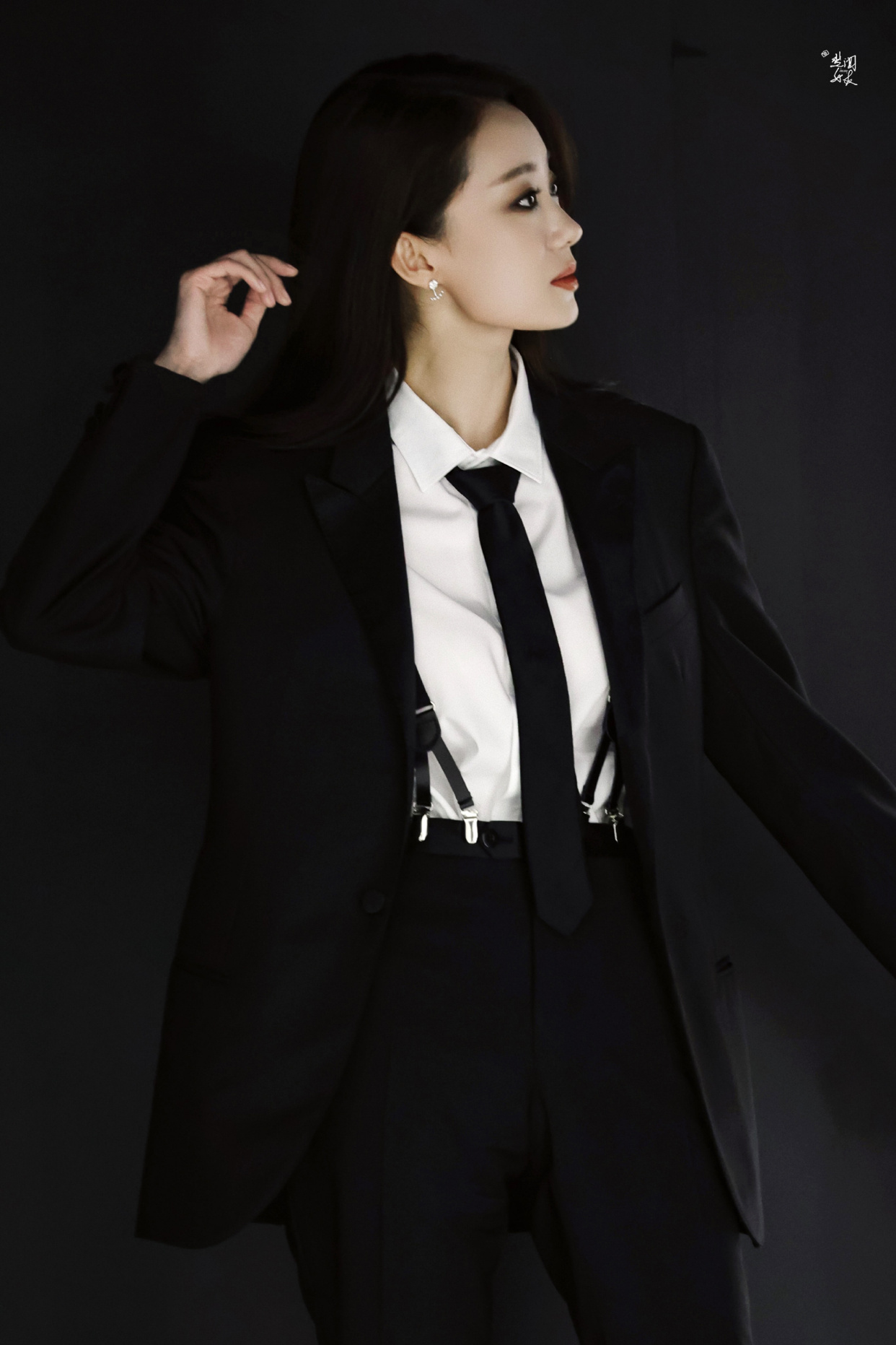 哚乐Like时尚|张小斐越来越美!星河流光裙惊艳亮相,红唇卷发妩媚高贵