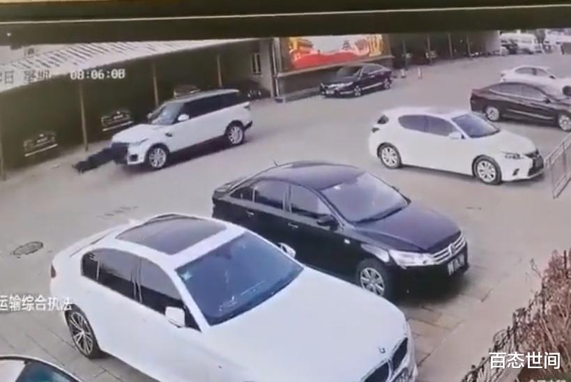 百态世间 北京路虎车主故意撞倒他人，还猛踢其头部，欲继续动手被妻子阻拦