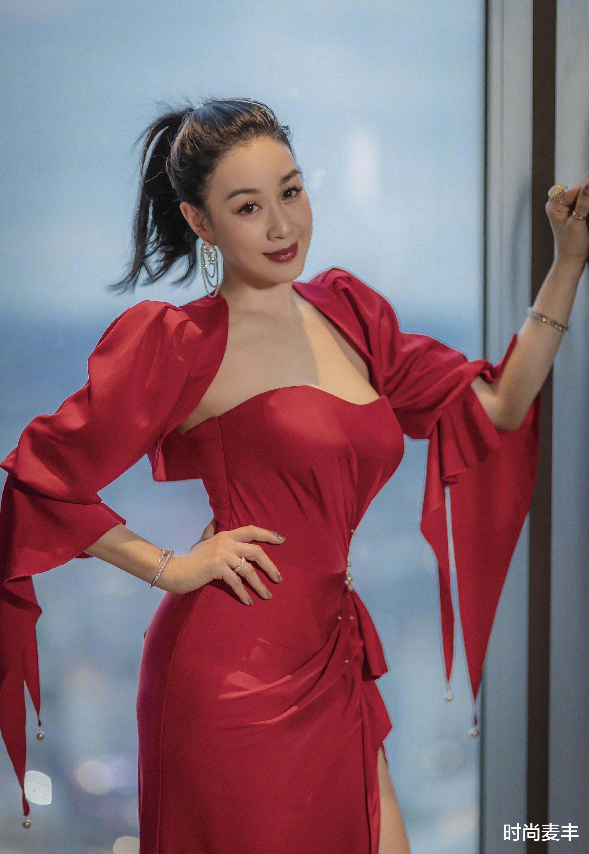 张伦硕|钟丽缇张伦硕合影秀恩爱，注意到女儿的表情了吗？两人太年轻了吧