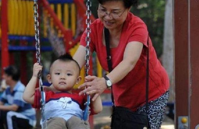 小雪妈妈育儿|“爸妈一走，爷奶松手”，老人假带娃盛行，90后父母压力太大了