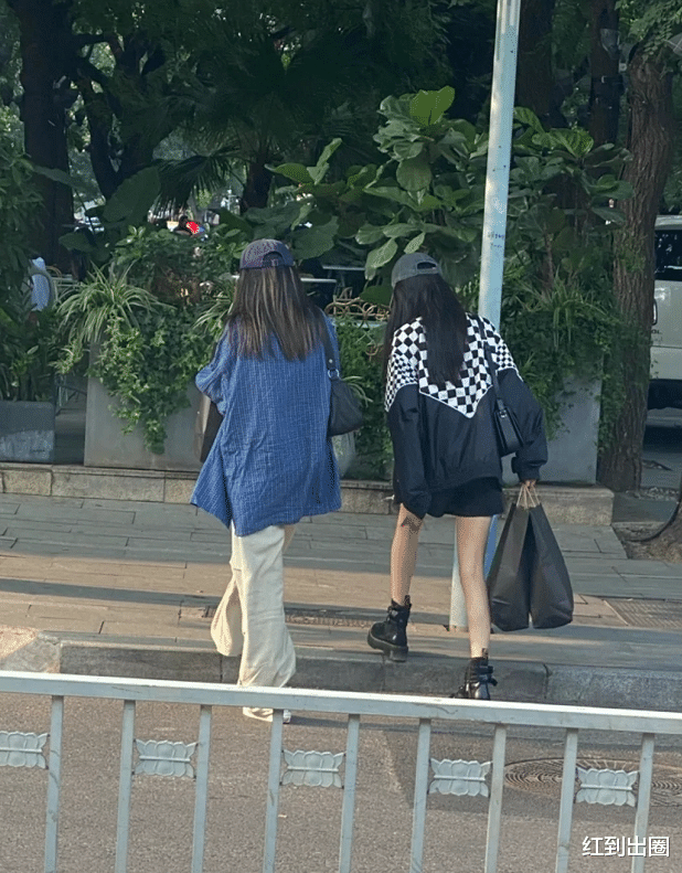 杨幂|路人镜头下的杨幂多真实?未P图双腿比筷子还细,上围却丝毫不减