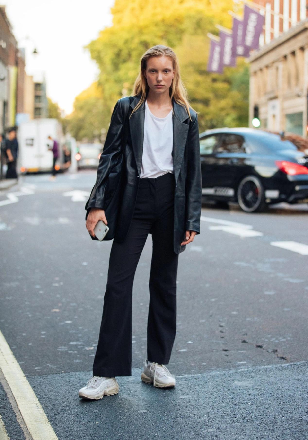 时尚圈的奇葩大喵|一件单品横扫整个秋季,高级耐看几年后照穿也不过时,不愧是经典