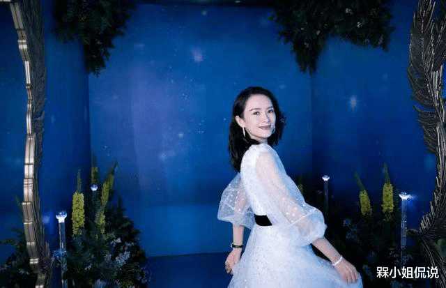 章子怡|章子怡生了俩娃仍放得开，穿白色纱裙领口开到腰，汪峰也不来管管