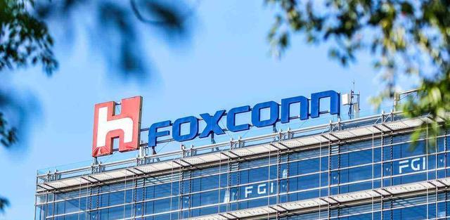 富士康|底薪每月两三千，富士康已减少40万员工，曾为苹果紧急招聘20万人