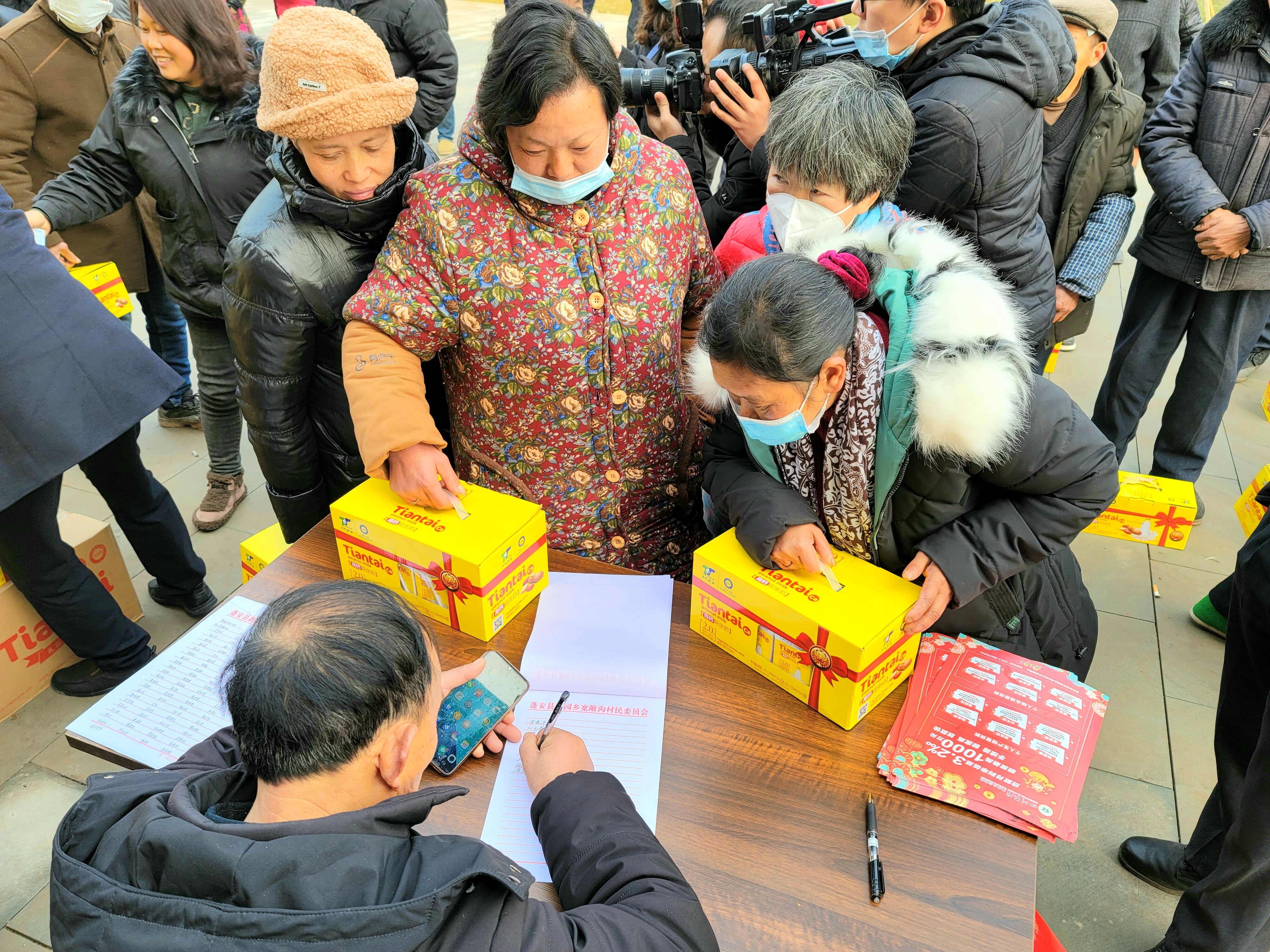 南充经济网 四川花好月圆农牧业有限公司开展“寒冬送温暖.传递正能量” 向村民赠送价值12万元的牛奶乳制品