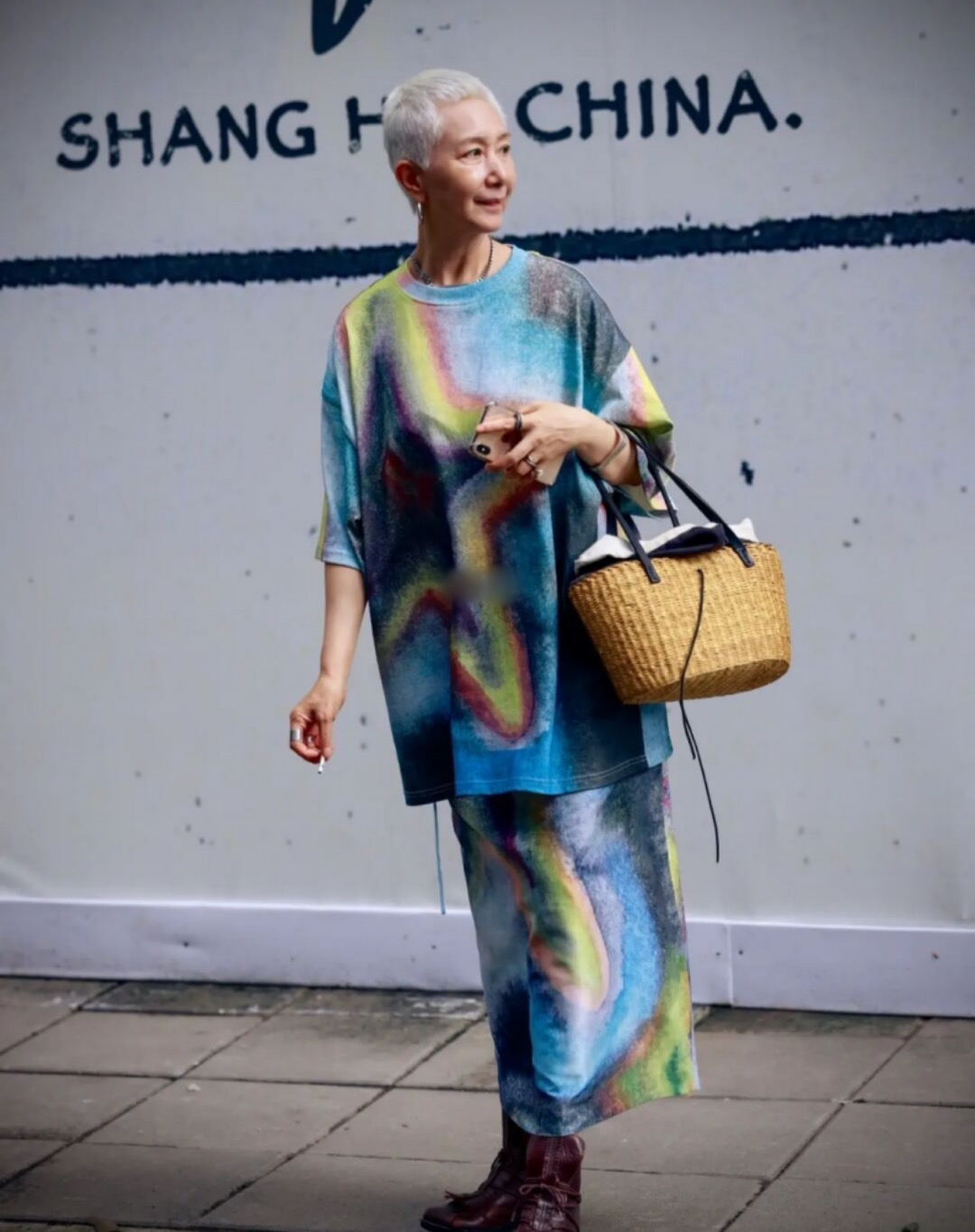 潮帮先生|60岁上海奶奶真时髦!穿背带裤骑单车出门,头上裹块花头巾好拉风