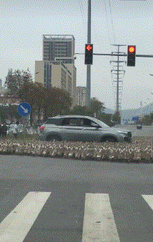 “女朋友总是过来给我洗衣服，她是不是很傻？”