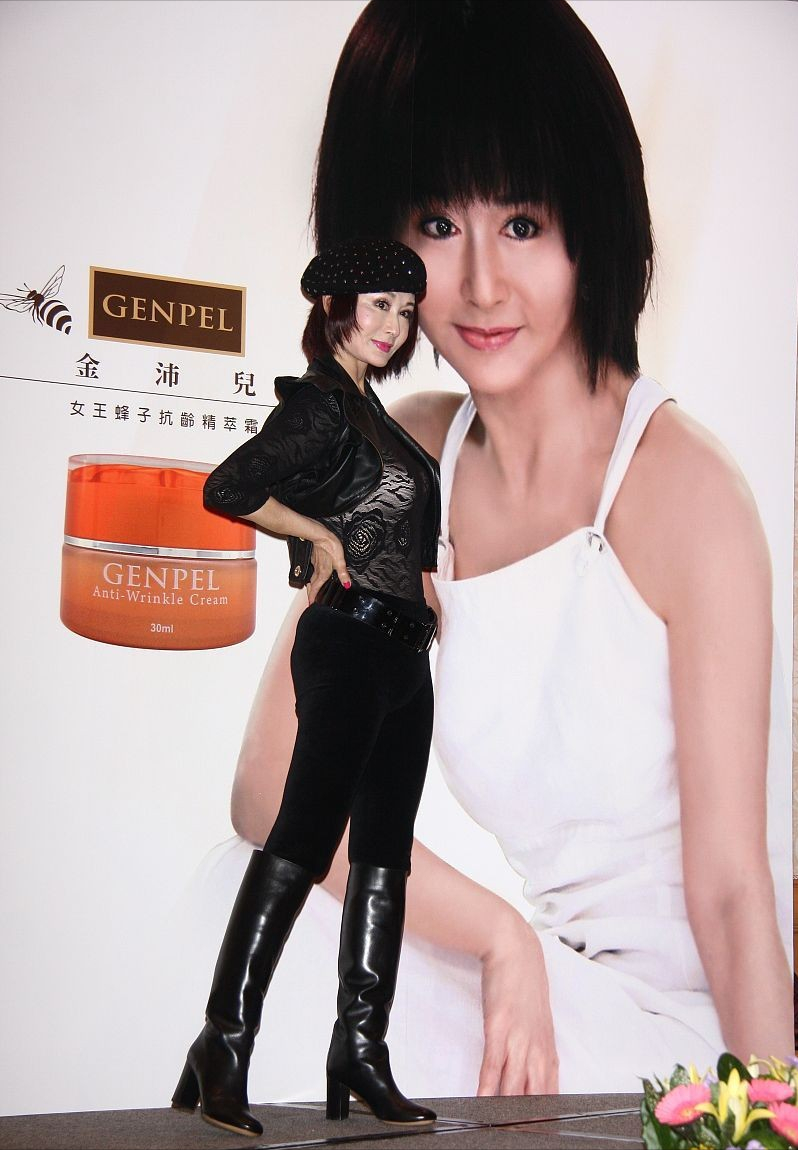 张根硕|潘迎紫真是不服老，戴贝雷帽凹造型，芭比粉口红一般人驾驭不了