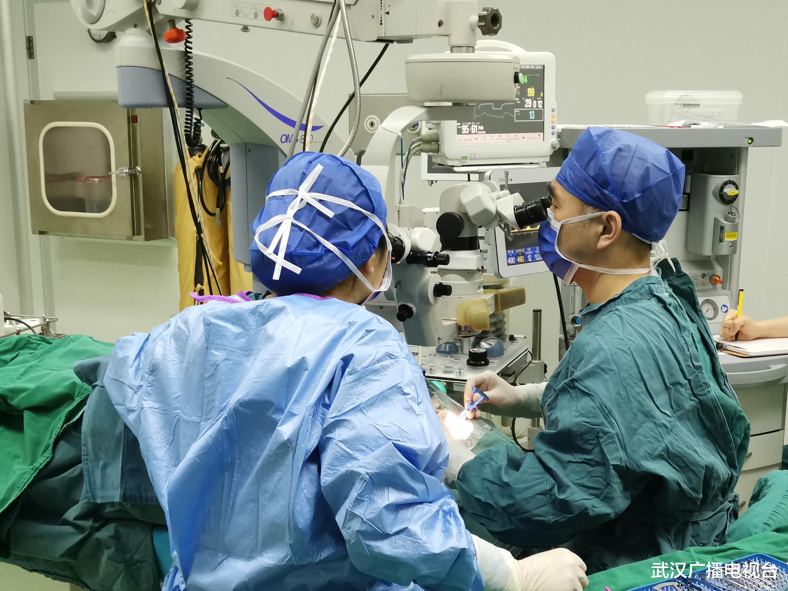 武汉广播电视台 男子角膜竟变成白色,原来是病毒性角膜炎作祟!