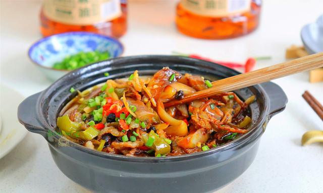 小东妈妈育儿|教你做正宗的粤菜茄子煲，软烂入味、香辣可口，搭配米饭吃太香了