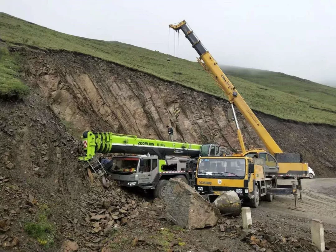 矜持自己 中联80吊车拐弯撞上山体！老板派台徐工20G，四倍率救援