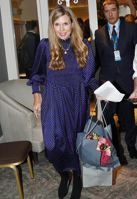 全球时尚风行 英国第一夫人挺大肚亮相！碎花裙配绿西装藏8个月孕肚，变美好多