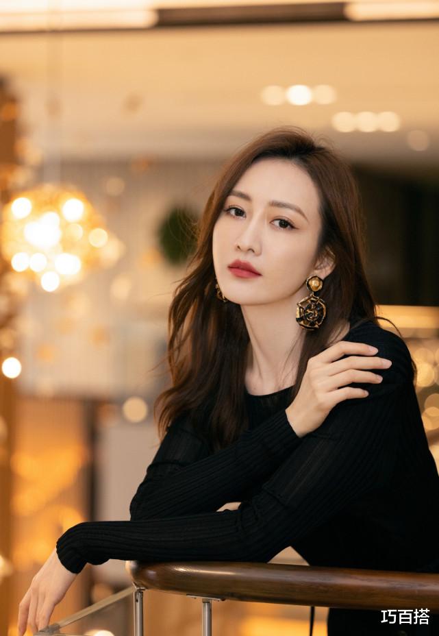 巧百搭|王鸥美出新高度，露腹吊带搭配高腰裤，纤腰细腿比例绝了