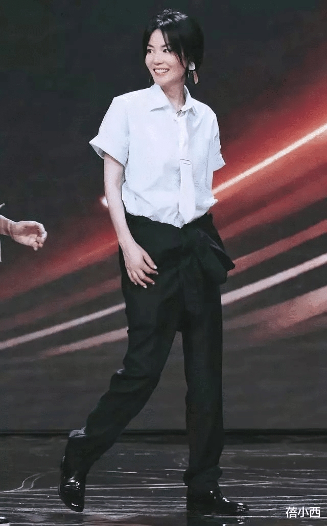 王菲|王菲带二女儿李嫣走机场,又现简约穿搭,李嫣比妈妈更“佛系”