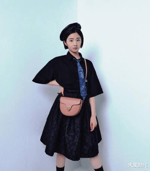 天果时代|黄磊的女儿多多成大姑娘，草帽配粉格纹，清新田园风很时髦