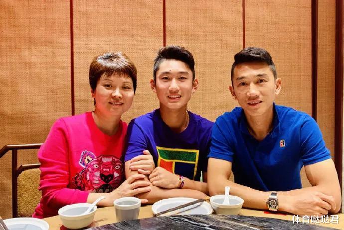 法网|恭喜！中国16岁新星获大满贯首胜，费德勒因伤退赛梅总进法网八强