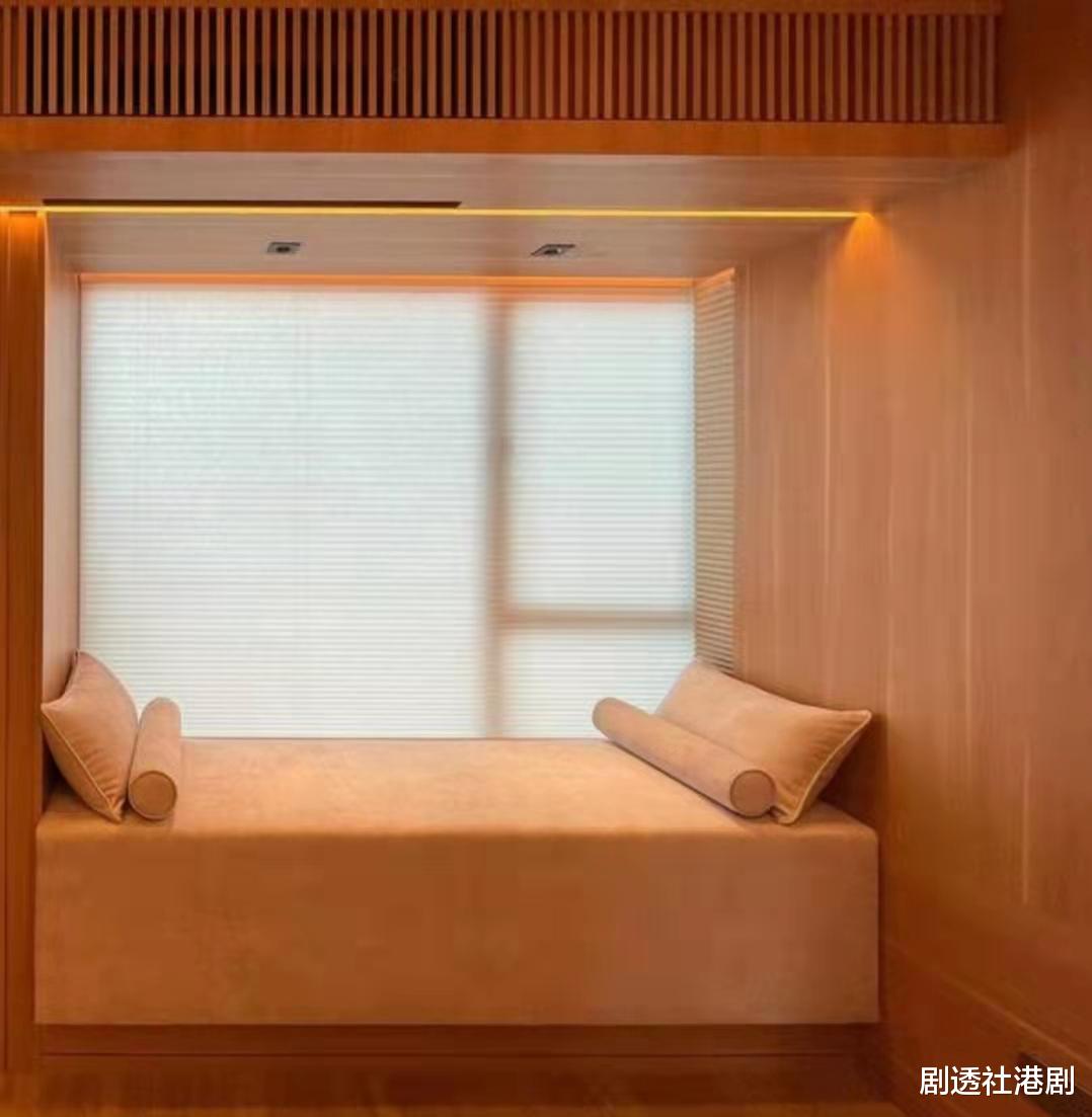 TVB|生活富贵！TVB女神小花窗台前大秀美腿，窗外壮观山景也尽收眼底