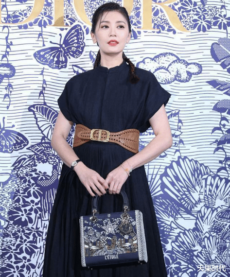 贾静雯|别看贾静雯中年发福,但是人家会穿,一条拖地裙轻松打造纤瘦身姿