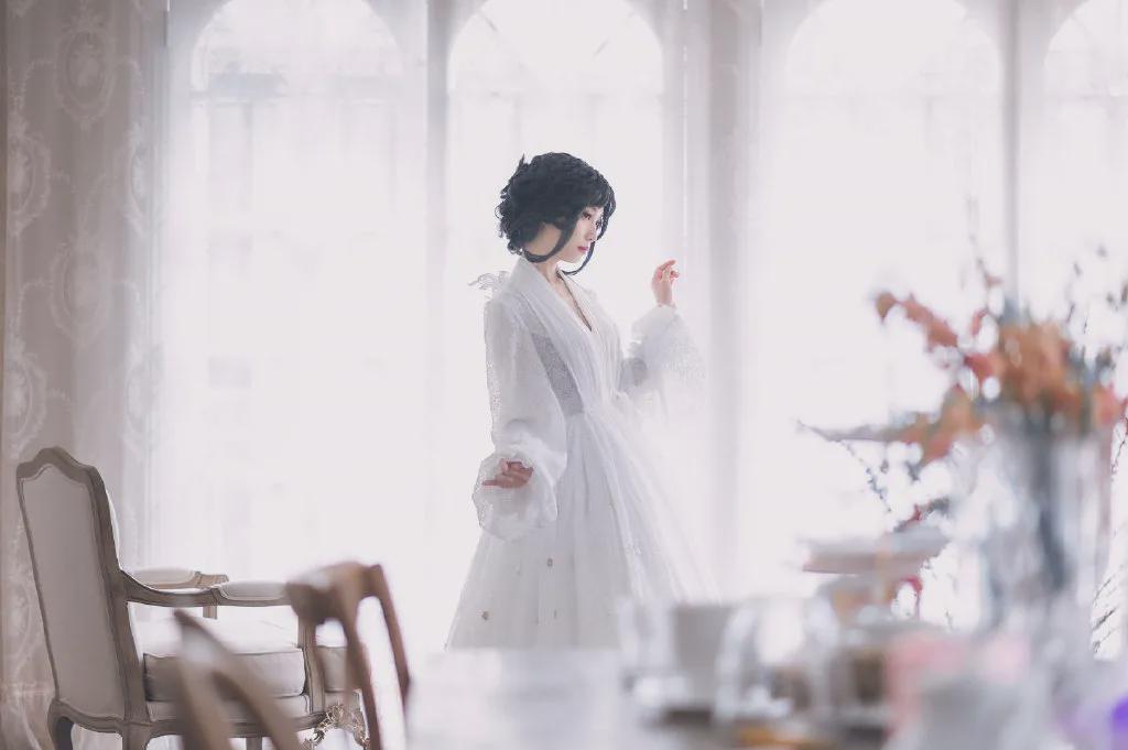 lolita|Lolita：世人说她孤傲高冷，但总有人能一眼看穿她深藏的温柔