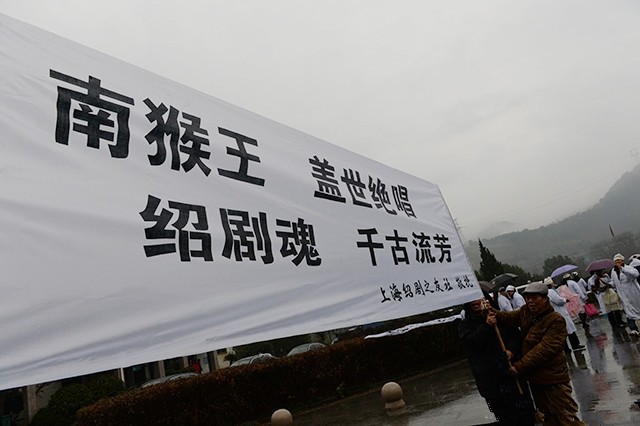 六小龄童|“南猴王”六龄童的葬礼：唐僧送最后一程，上千群众道别