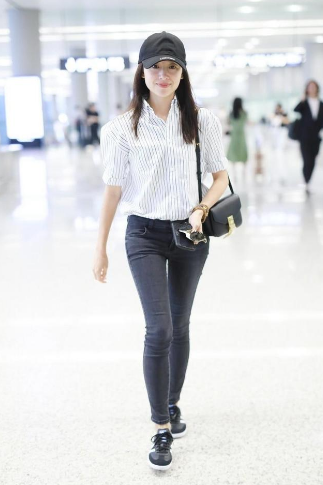 时尚风行派|艺德培训班大合影曝光！董洁穿衬衫素颜站C位，马苏造型干练超美