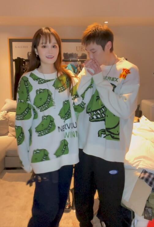 赵本山|赵本山女儿豪宅内直播，男友当工具人，31岁还撒娇吻球球手甜齁