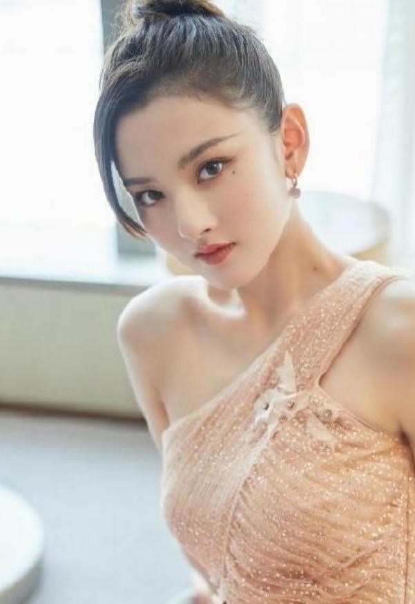 宋祖儿|有种“发育过猛”叫宋祖儿,一身礼服出席活动,众人:这谁扛得住