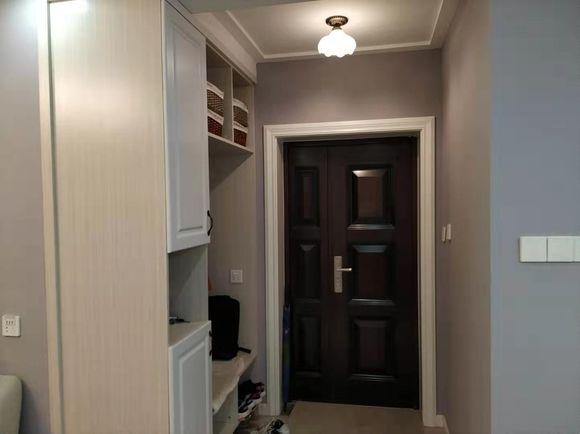 79平米的小两房入住,忍不住晒晒图,入户就被玄关鞋柜吸引了